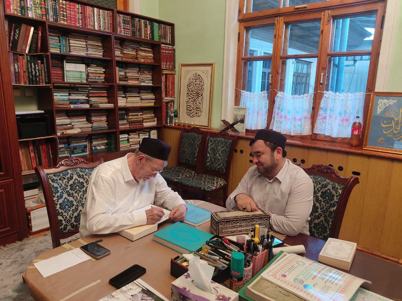 “Turkiston sayyidlari va eshonlari” xalqaro jamiyatining raisi Sardorxon Jahongir O‘zbekistonlik taniqli ulamo Shayx Abdulaziz Mansur bilan ilmiy suhbatda.