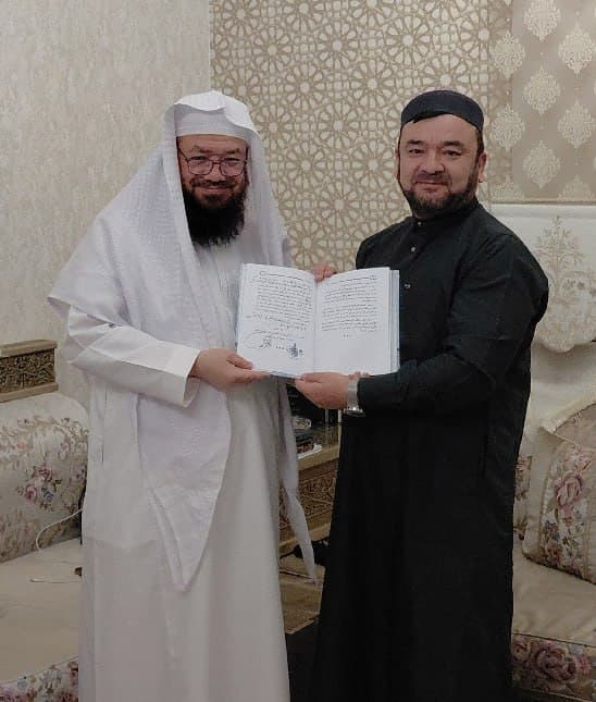 Sardorxon Jahongir Madinai Munavvaraga tashrifi davomida Shayx Homid Buxoriy hafizahulloh hazratlaridan Qur’oni Karimning “Sof” surasi va “Rahmat” hadisi bo‘yicha ijoza olib,  bu borada Rasululloh sollallohu alayhi vasallamga tutashgan sanadga ega bo‘ldi.