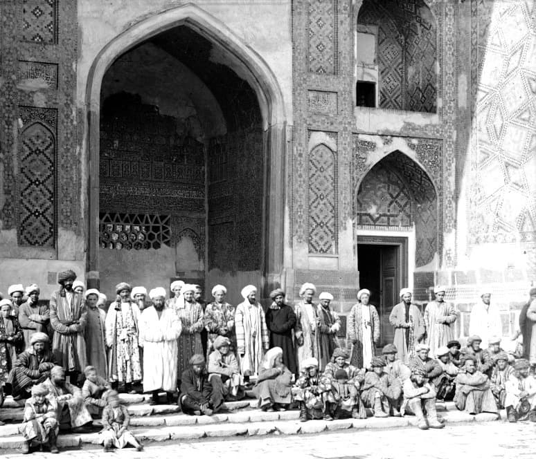 Ashtarxoniy hukmdor Dinmuhammadxon davrida Eronning Mashhad shahridan Samarqandga ko‘chib kelgan Mirakoniy Razzaviy Musaviy sayyidlar sulolasining mashhur vakillari